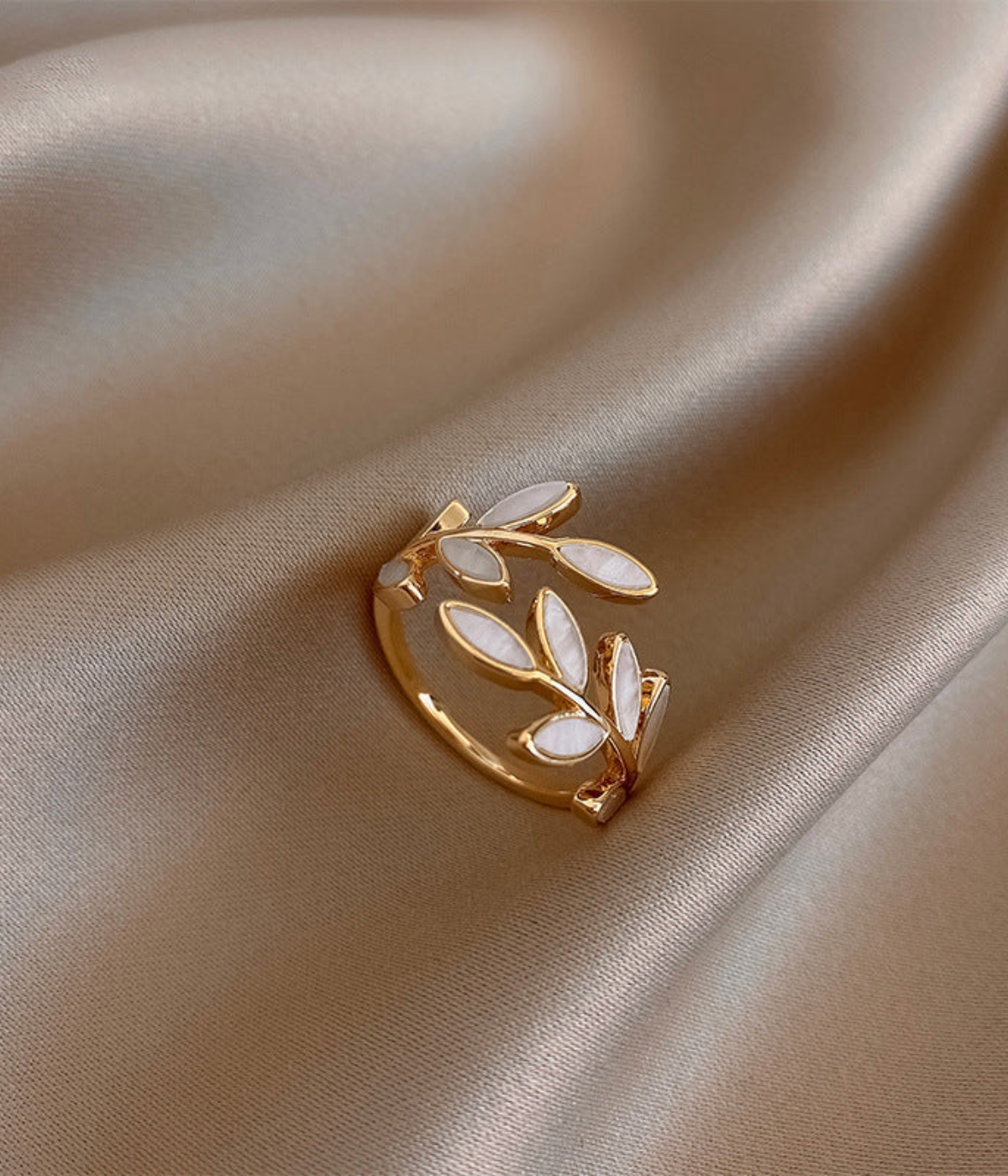 調節可能なゴールドリング 葉とホワイトオパール付き
