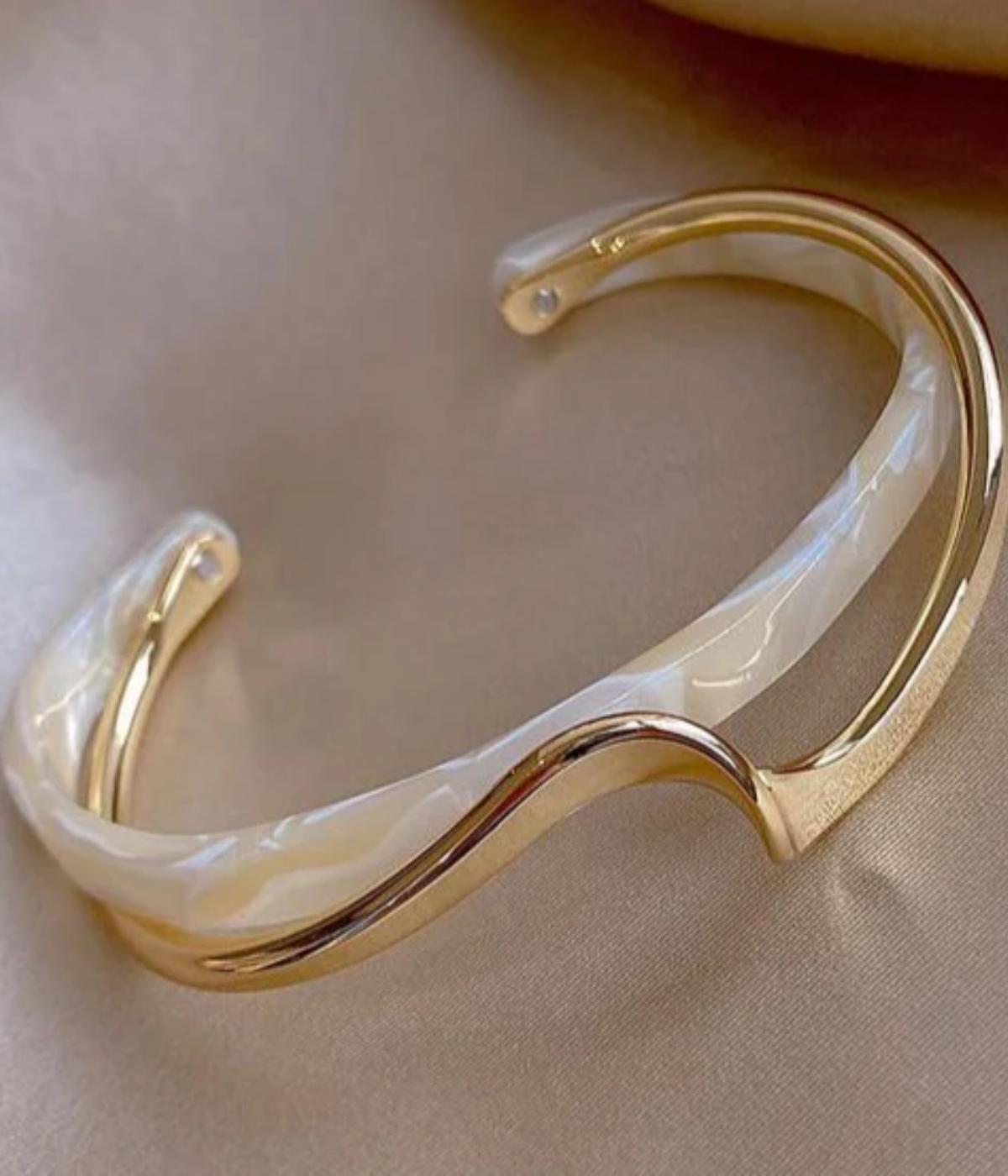 ホワイトオパールのエレガントなゴールドブレスレット