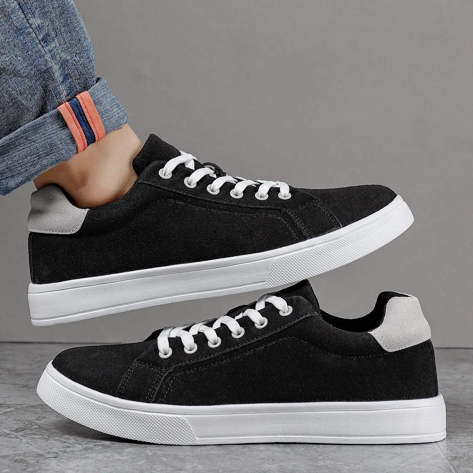 チャーリー・イースト・スニーカー