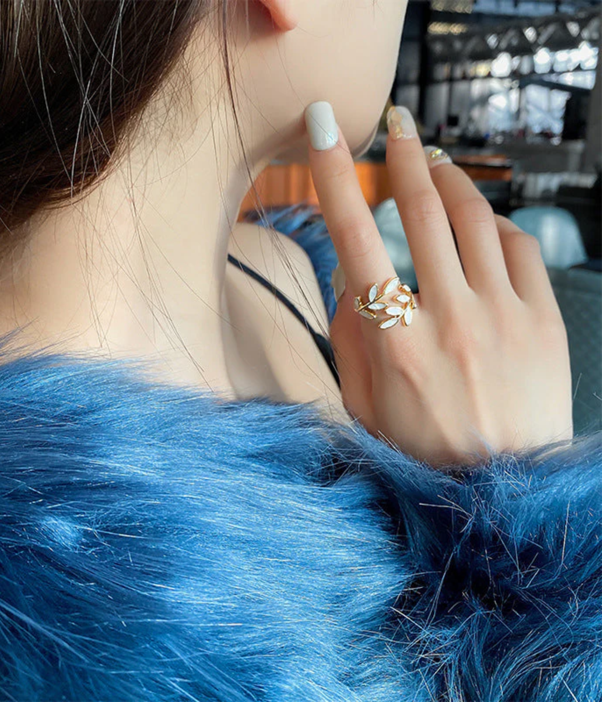 調節可能なゴールドリング 葉とホワイトオパール付き