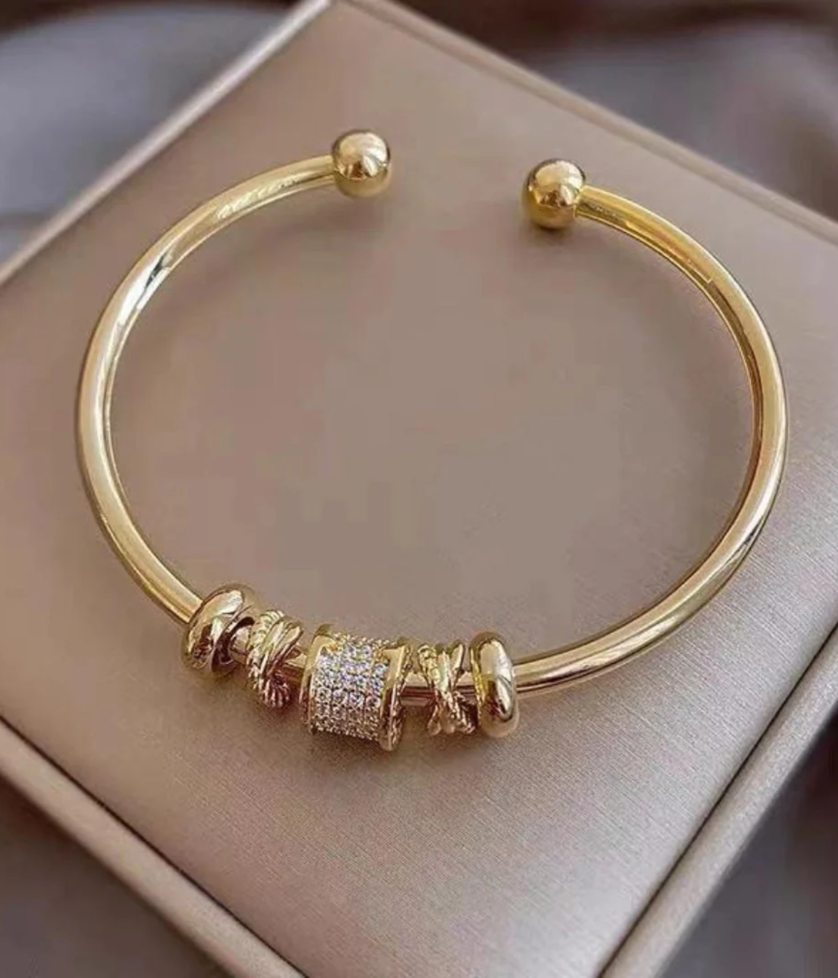 調節可能なゴールドチャームブレスレット